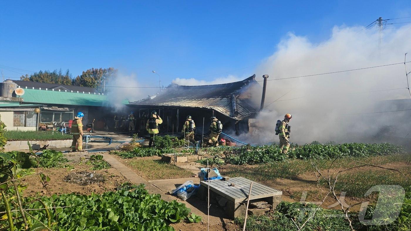 본문 이미지 - 18일 전북자치도 고창군 신림면의 한 주택에서 불이 났다. 소방은 해당 화재를 화목보일러 취급 부주의로 인한 불로 추정하고 있다.(전북자치도소방본부 제공) 2024.11.18/뉴스1