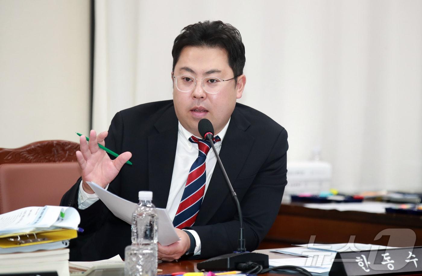 제주특별자치도의회 환경도시위원회 한동수 의원(더불어민주당·제주시 이도2동 을)이 19일 오전 제433회 도의회 제2차 정례회 환경도시위원회 제3차 회의에서 질의하고 있다.(제주특별자치도의회 제공)