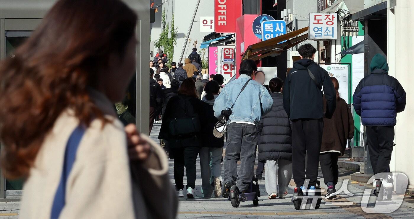 서울 시내에서 시민들이 전동킥보드를 타고 있는 모습. 2024.11.19/뉴스1 ⓒ News1 이동해 기자