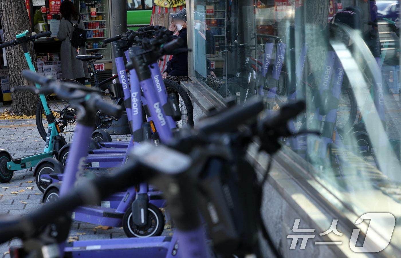 서울 시내에 세워져 있는 전동킥보드(PM)2024.11.19/뉴스1 ⓒ News1 이동해 기자