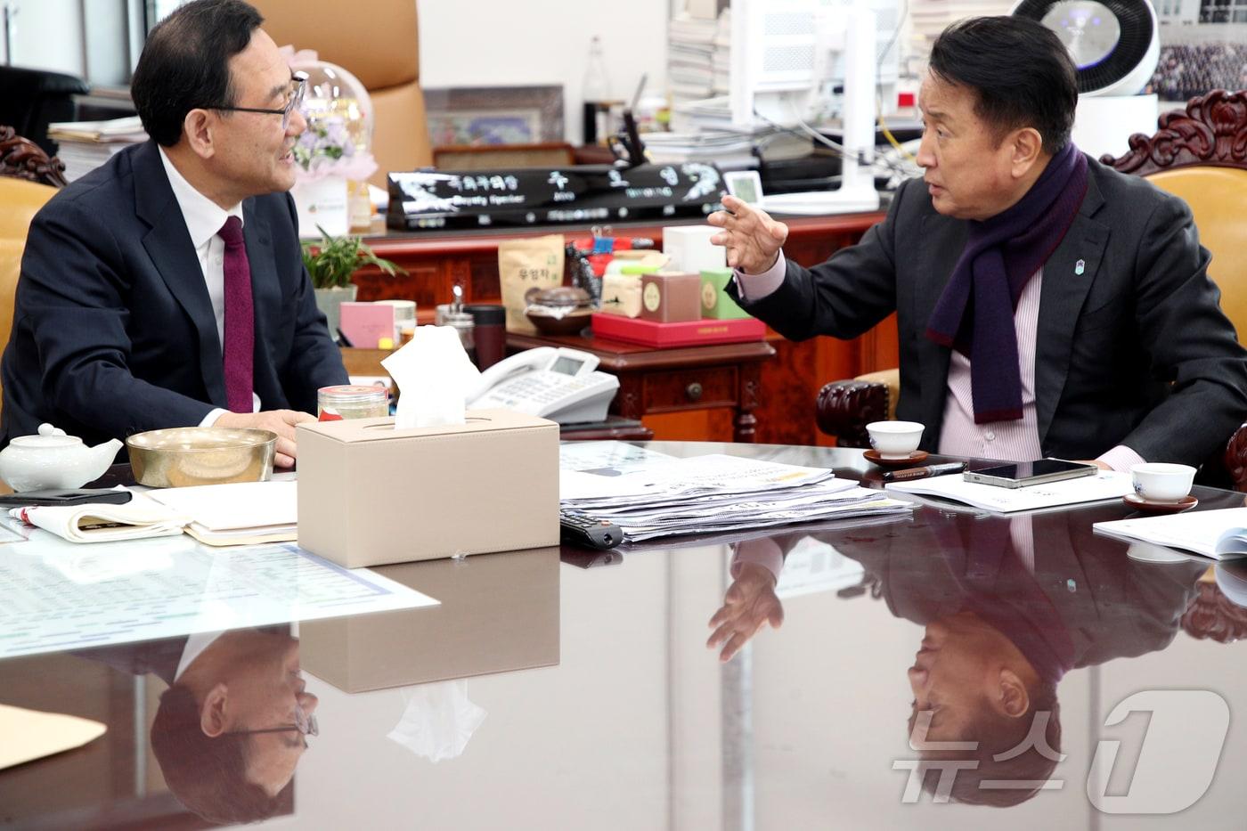본문 이미지 - 김영환 충북지사(오른쪽)가 2024년 11월 19일 주호영 국민의힘 의원에게 10대 지역 핵심현잔 국비 지원을 요청하고 있는 모습. (충북도 제공) ⓒ 뉴스1