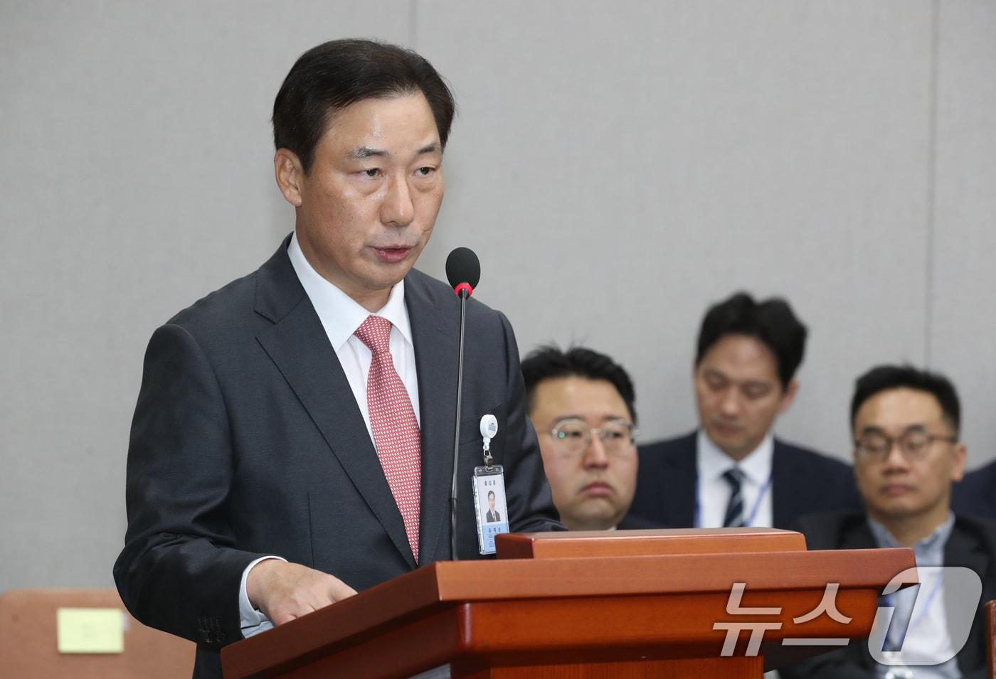 윤재순 대통령실 총무비서관이 19일 오후 서울 여의도 국회에서 열린 운영위원회 전체회의에 출석해 예산안 관련 제안 설명을 하고 있다. 2024.11.19/뉴스1 ⓒ News1 이광호 기자