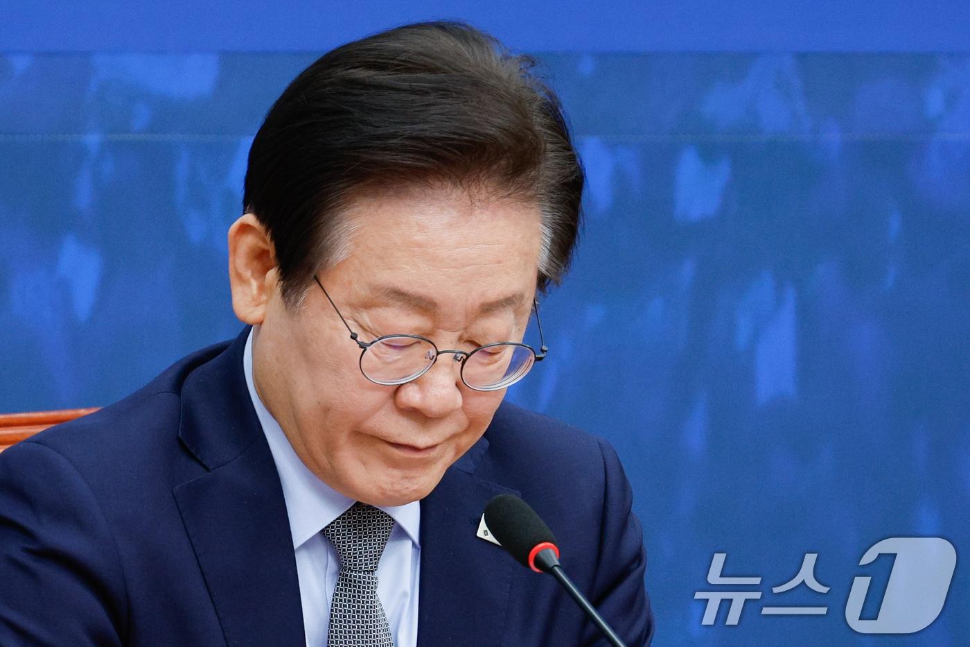 본문 이미지 - 이재명 더불어민주당 대표가 19일 서울 여의도 국회에서 열린 '을(乙) 살리기 신문고 상생 꽃달기' 행사에서 참석자 발언을 듣고 있다. 2024.11.19/뉴스1 ⓒ News1 안은나 기자