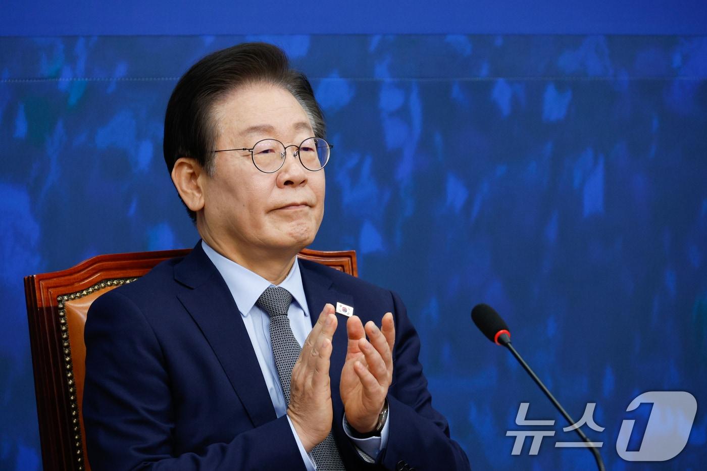 본문 이미지 - 이재명 더불어민주당 대표가 19일 서울 여의도 국회에서 열린 '을(乙) 살리기 신문고 상생 꽃달기' 행사에 참석해 손뼉치고 있다. 2024.11.19/뉴스1 ⓒ News1 안은나 기자