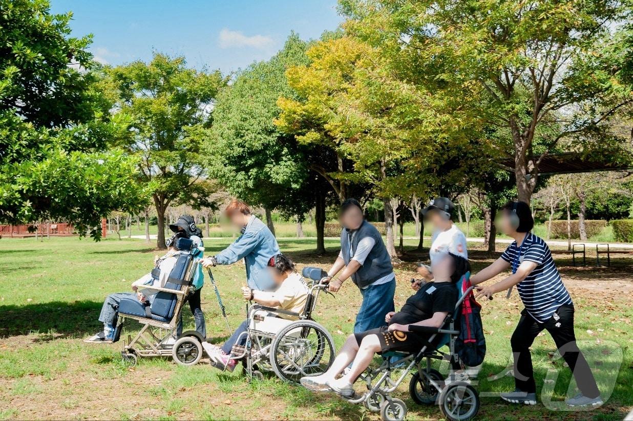 본문 이미지 - 부산관광두레 참가자들이 '장애인 시티투어, 공감여행' 프로그램을 진행하고 있다.(부산관광두레 제공)