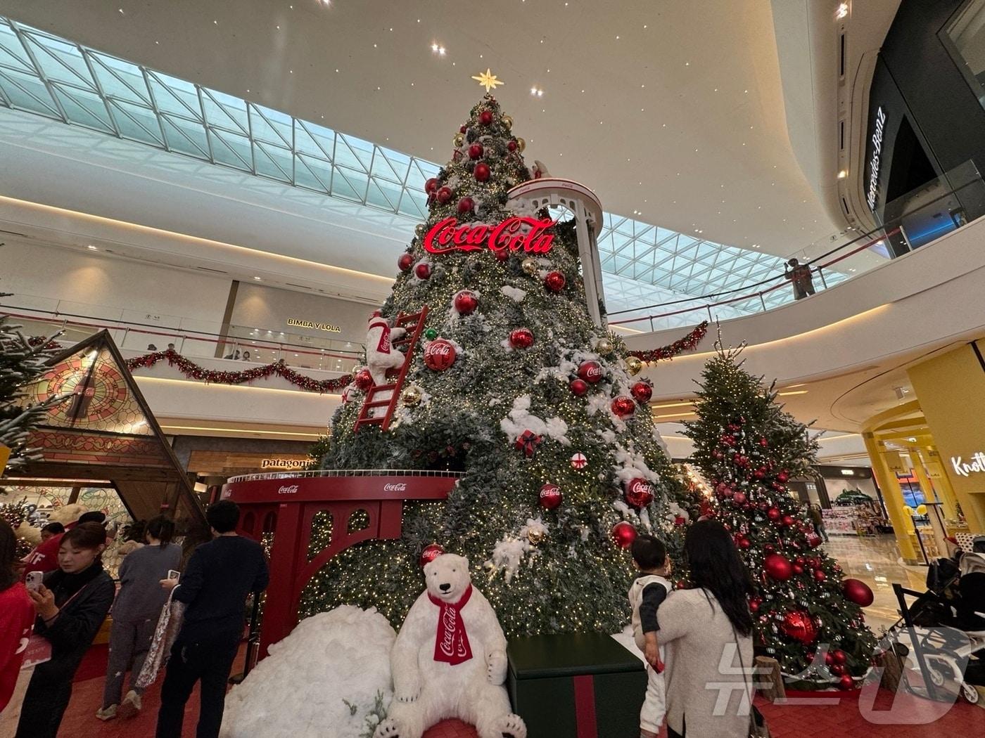 본문 이미지 - 스타필드 하남 1층 &#39;코카-콜라 크리스마스 빌리지&#39; 팝업스토에 마련된 15m 초대형 트리 2024.11.19/뉴스1 ⓒ News1 이강 기자