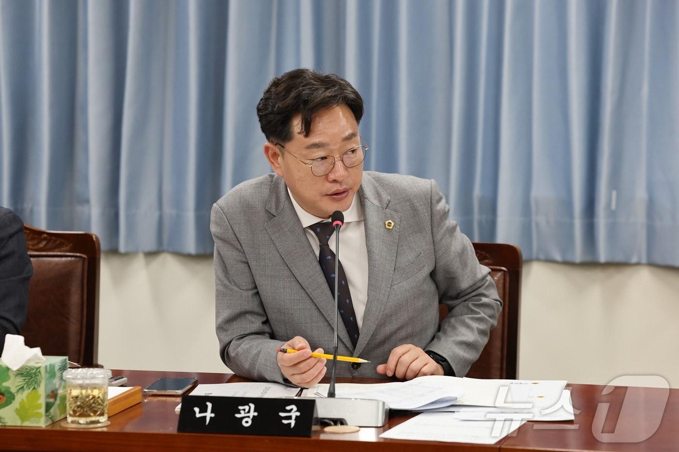 나광국 전남도의원이 19일  안전건설소방위원회에서 조례안에 대한 제안설명을 하고 있다.(전남도의회 제공)/뉴스1