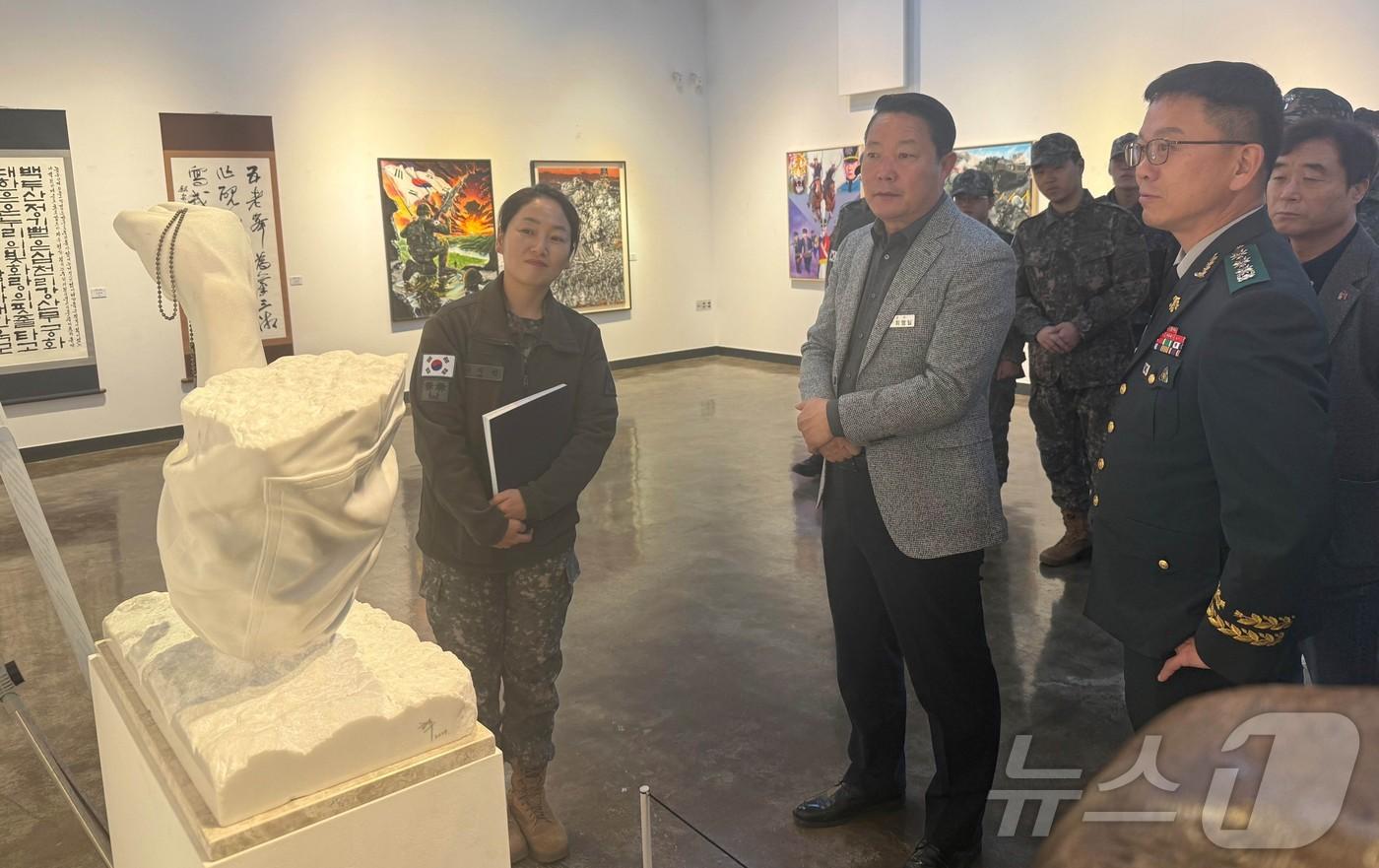 본문 이미지 - 19일 열린 대한민국 호국미술대전 전시회에 김남주 백마여단장, 최영일 순창군수를 비롯한 군·지자체 관계자가 전시작품을 관람하는 모습.(35사단 제공) 2024.11.19/뉴스1