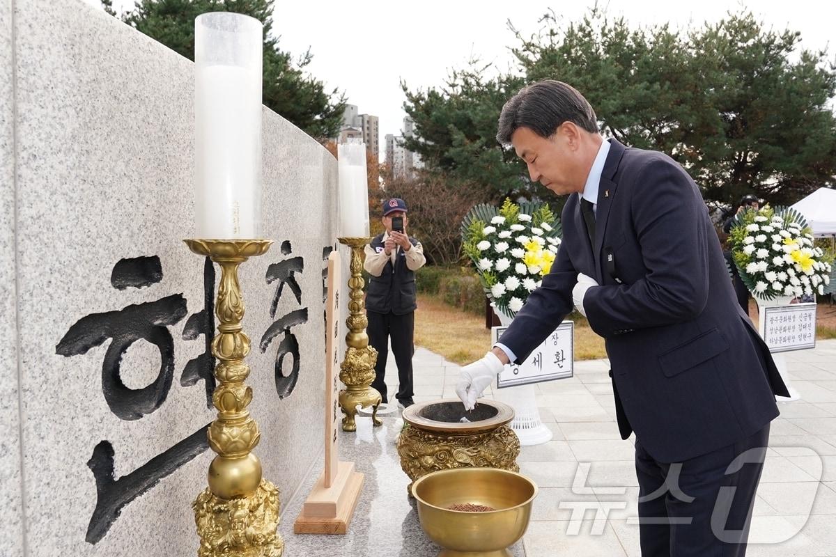본문 이미지 - 방세환 광주시장이 19일 호국보훈공원 현충탑에서 순국선열을 추모하며 분향을 하고 있다.(광주시 제공)