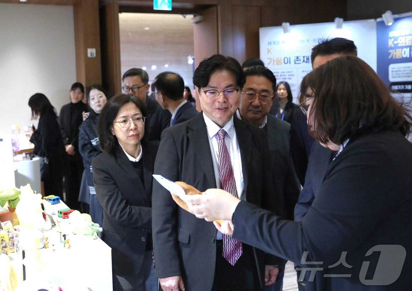 본문 이미지 - 목성호 특허청 차장(왼쪽에서 2번째)이 위조상품 전시관람을 하고 있다. (특허청 제공)/뉴스1