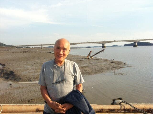 본문 이미지 - 일본의 다니카와 슌타로 시인이 한국 대명항에서 촬영한 기념사진 갈무리. (출처 : 다니카와 슌타로 엑스)