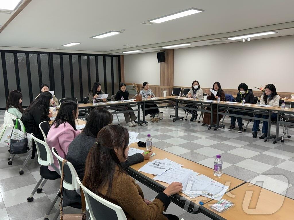 본문 이미지 - 대전동부교육지원청이 소규모 병설유치원 교사학습공동체 교원을 대상으로 우수사례 발표회를 진행하고 있다. (대전동부교육지원청 제공)/뉴스1