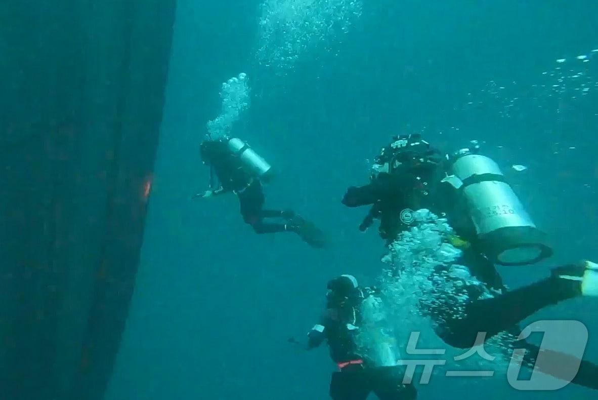 본문 이미지 - 19일 오전 제주 비양도 인근 바다에서 '135금성호(부산선적·129톤)' 실종 선원을 찾기 위한 수중 수색이 진행되고 있다.(제주지방해양경찰청 제공)2024.11.19/뉴스1 ⓒ News1 홍수영 기자