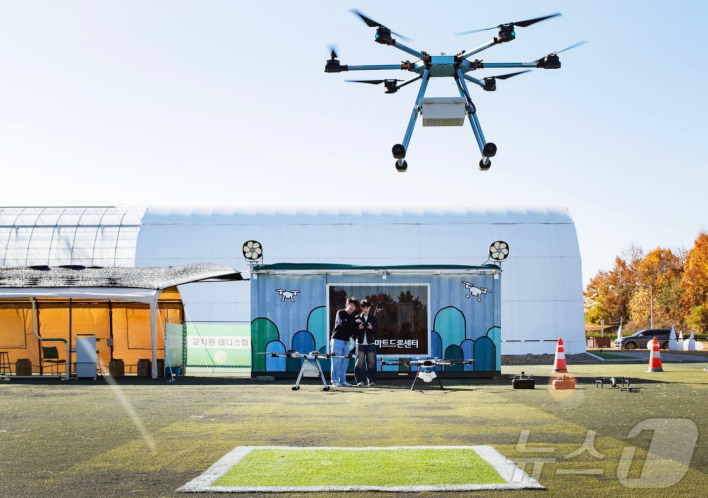 본문 이미지 - 대구대 부동산·지적학과 학생들이 교내 드론 실습장에서 드론 조정 실습을 하고 있다. (대구대 제공)