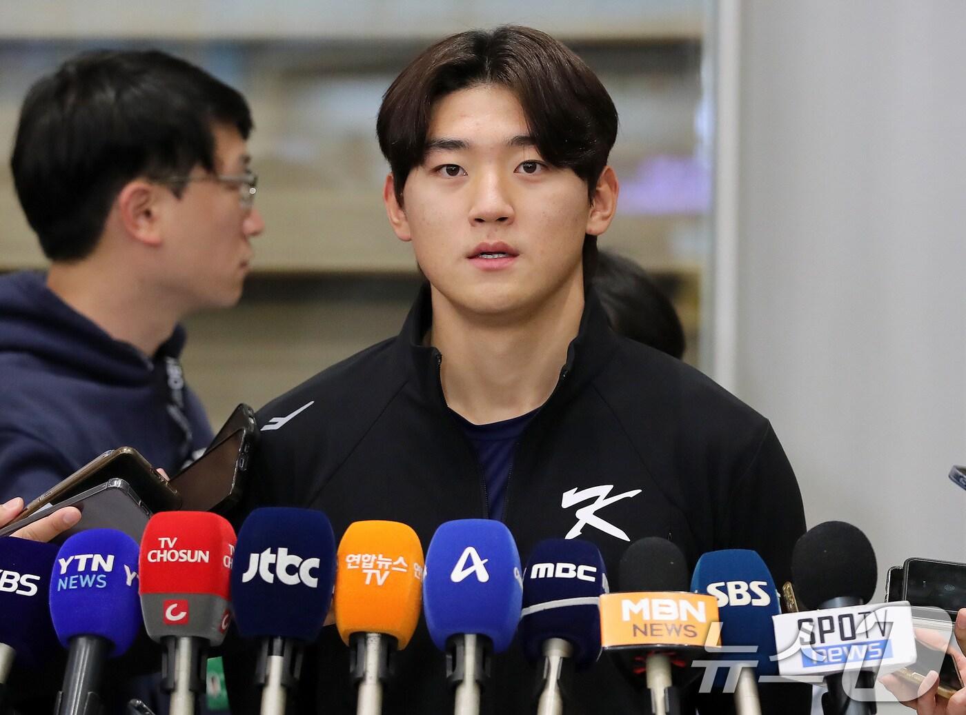 본문 이미지 - 대만에서 열린 2024 WBSC 프리미어12 출전을 마친 야구 한국대표팀 김도영 선수가 19일 오후 인천국제공항을 통해 귀국해 인터뷰를 하고 있다. 류중일 감독이 이끈 한국 야구대표팀은 18일 끝난 프리미어12에서 3승2패&#40;3위&#41;의 성적으로 슈퍼라운드&#40;4강&#41; 진출이 무산됐다. 2024.11.19/뉴스1 ⓒ News1 박세연 기자