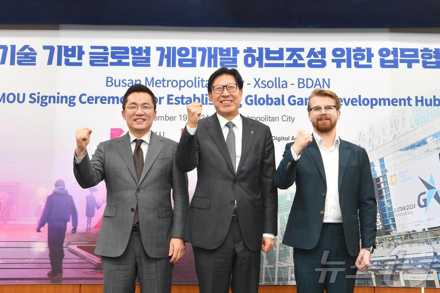 김상민(사진 왼쪽부터) 부산디지털자산거래소 대표이사, 박형준 부산시장, 라이티스조셉얀 엑솔라 부사장이 협약식 뒤 기념사진을 찍고 있다.(BDAN 제공)