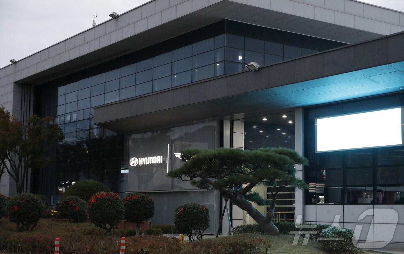 본문 이미지 - 19일 오후 울산 북구 현대자동차 울산공장 내 전동화품질사업부 차량 성능 테스트 공장에서 연구원 3명이 질식사하는 사고가 발생해 경찰 등 관계 당국이 정확한 사고 경위 조사에 나섰다. 사진은 이날 사고가 발생한 현대차 울산공장 모습. 2024.11.19/뉴스1 ⓒ News1 김지혜 기자