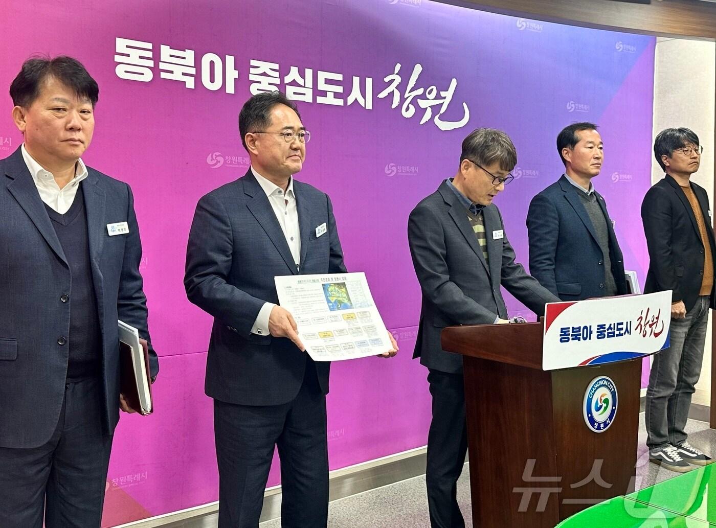 본문 이미지 - 정규용 창원시 해양항만수산국장이 19일 창원시청 프레스센터에서 브리핑을 열고 웅동 1지구 행정 소송 패소와 관련해 시 입장을 설명하고 있다.(창원시 제공)