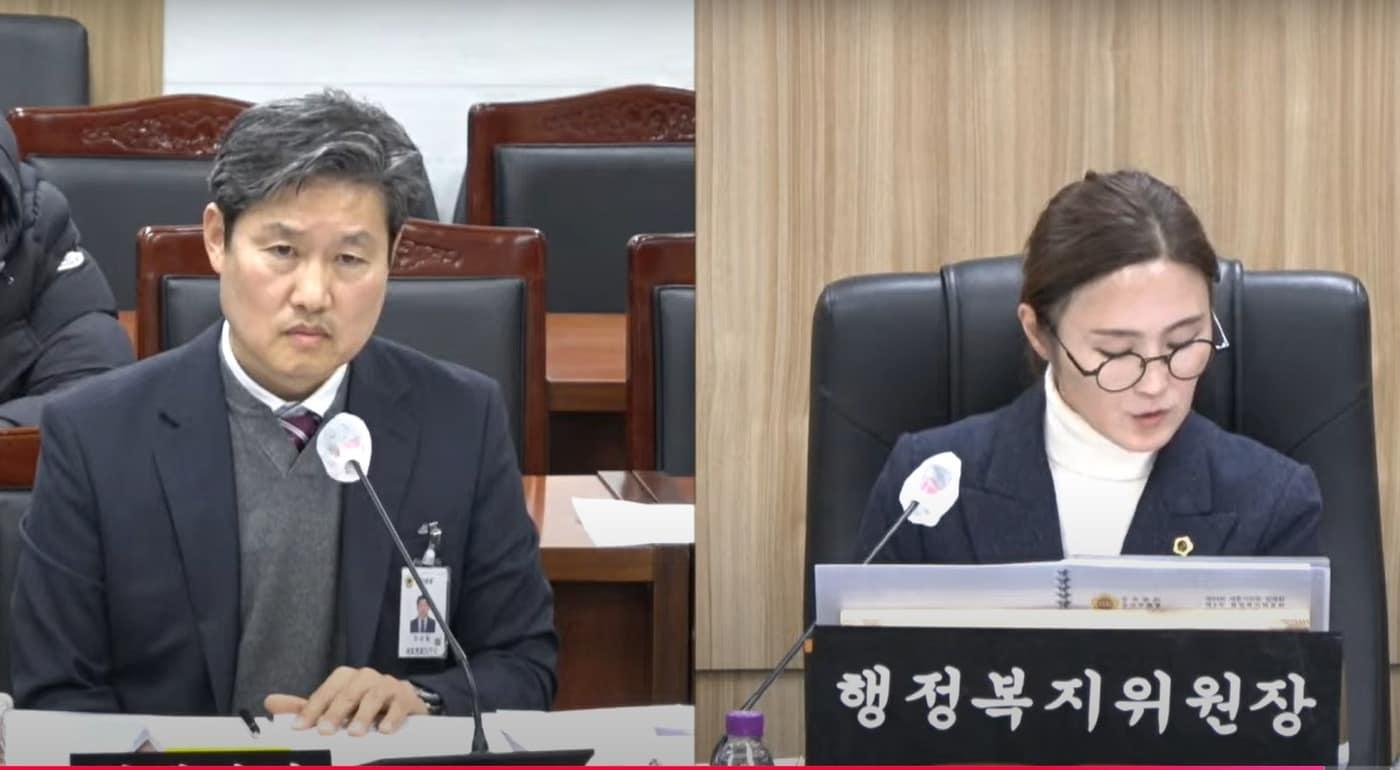 본문 이미지 - 세종시의회 김현미 행정복지위원장이 19일 94회 정례회 주요업무 추진상황 보고에서 양성필  국회 세종의사당 건립지원협력사무소장(왼쪽)에게 질문을 하고 있다. / 세종시의회 유튜브방송 캡처