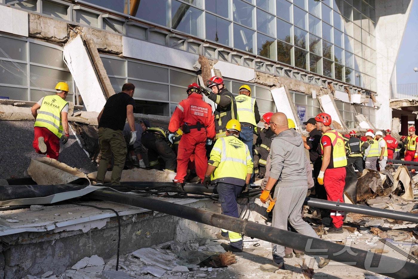 본문 이미지 - 1일(현지시간) 세르비아 북부 도시인 노비사드의 기차역에서 콘크리트 옥외 지붕이 무너지는 사고가 발생한 가운데 구조팀이 현장 작업을 하고 있다. 2024.11.1. ⓒ AFP=뉴스1 ⓒ News1 조소영 기자