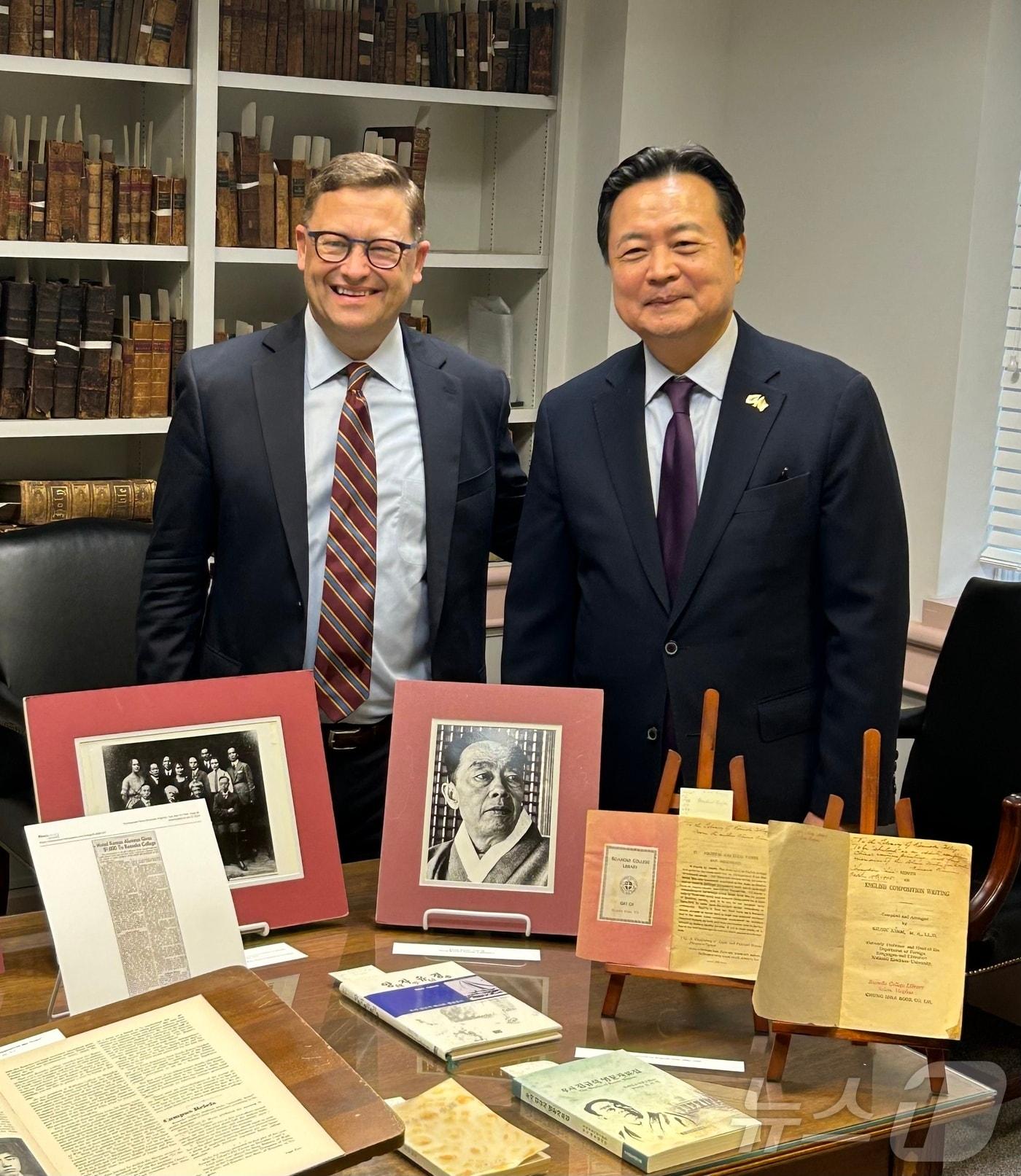 본문 이미지 - 1일(현지시간) 조현동 주미대사가 버지니아주 로어노크대학에서 프랭크 쇼삭 총장과 함께 독립운동가 김규식 선생 사료를 살펴본 뒤 기념촬영을 하고 있다.<주미대사관 사진제공>