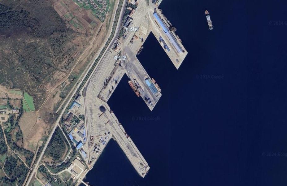 본문 이미지 - 북한 나진항 위에서 아래 순으로 1번, 2번, 3번 부두 모습. &#40;구글 어스 갈무리&#41;