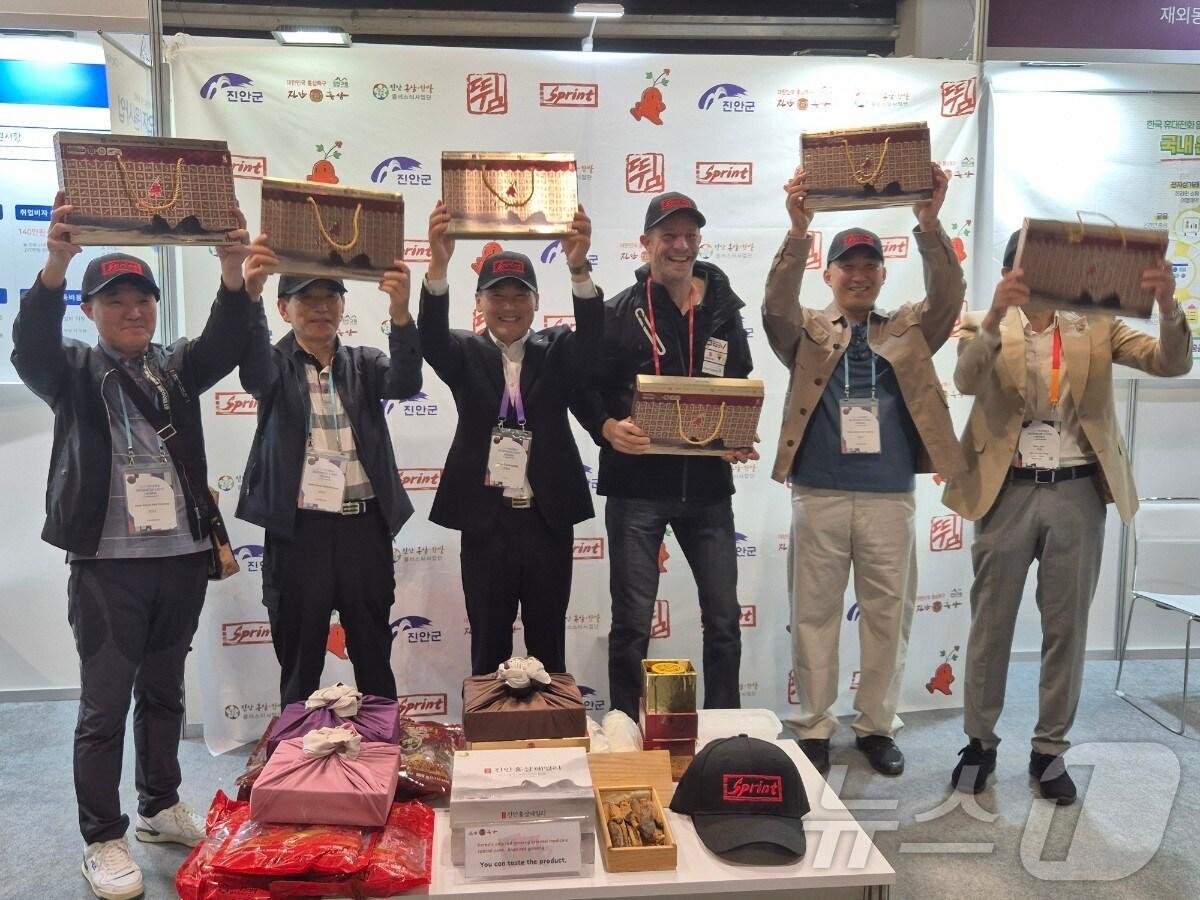본문 이미지 - 전춘성 전북자치도 진안군수가 진안홍삼 제품을 오스트리아 봅슬레이 스켈레톤팀에 전달하고 있다.(진안군제공)2024.11.2/뉴스1