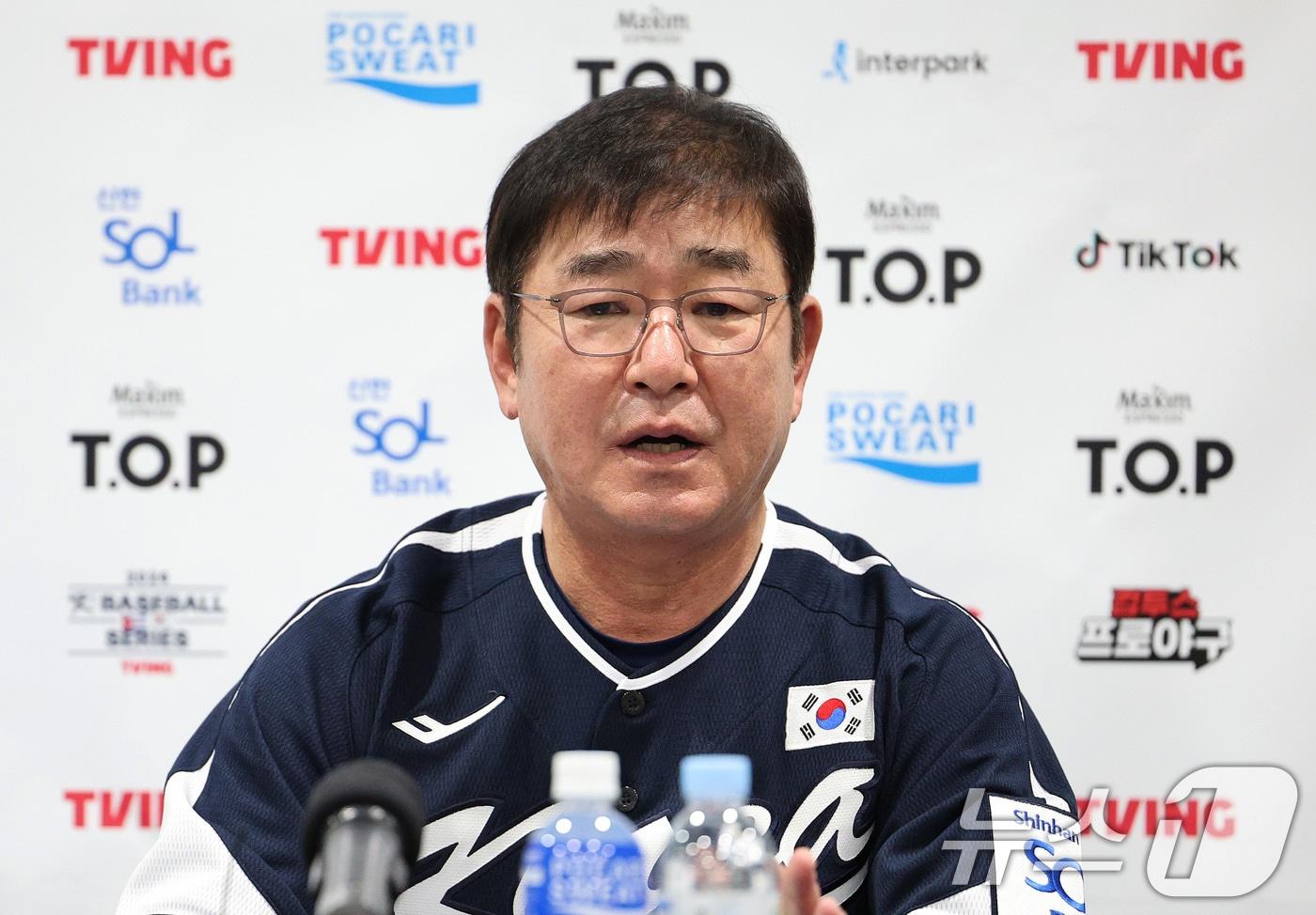 본문 이미지 - 2024 세계야구소프트볼협회(WBSC) 프리미어12에 출전하는 류중일 대한민국 야구대표팀 감독이 2일 오후 서울 구로구 고척스카이돔에서 열리는 2024 K-BASEBALL SERIES 대한민국 대표팀과 쿠바 대표팀의 평가전 2차전에 앞서 인터뷰를 하고 있다. 2024.11.2/뉴스1 ⓒ News1 장수영 기자