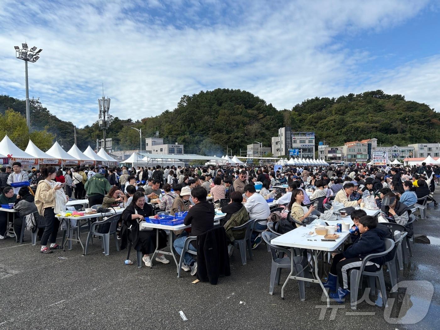 본문 이미지 - 통영어부장터 내에 마련된 야외 테이블이 가득 찬 모습.2024.11.02/뉴스1 강미영기자