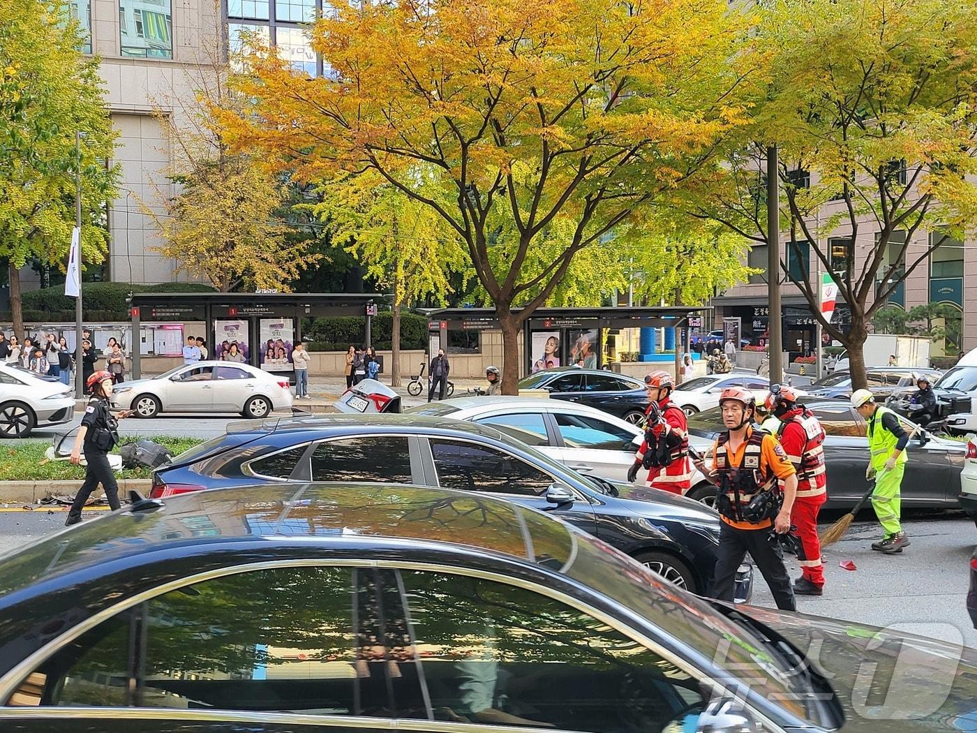 본문 이미지 - 2일 오후 1시42분쯤 서울 강남구 테헤란로 일대에서 8중 추돌 사고가 일어나 소방 등이 현장을 통제하고 있다. 2024.11.2