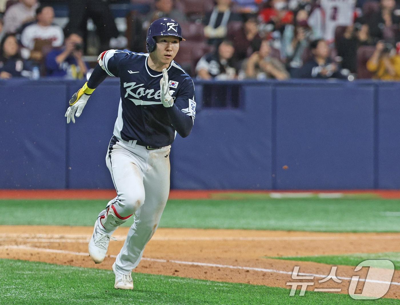 본문 이미지 - 2일 오후 서울 구로구 고척스카이돔에서 열린 '2024 K-BASEBALL SERIES' 대한민국 야구 대표팀과 쿠바 대표팀의 평가전 2차전, 4회초 대한민국 공격 무사 1루 상황에서 박성한이 1타점 2루타를 치며 전력질주하고 있다. 2024.11.2/뉴스1 ⓒ News1 장수영 기자