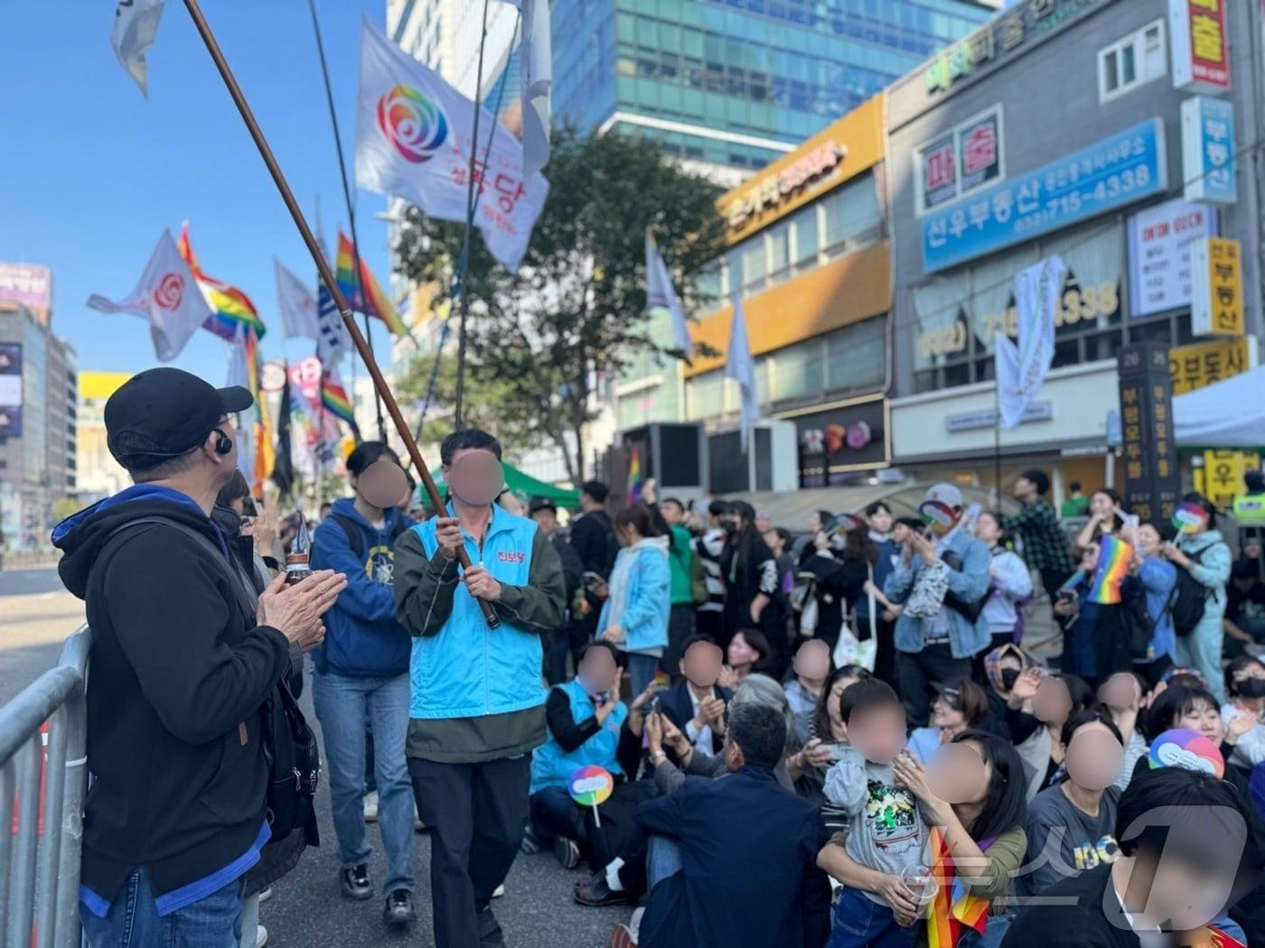 본문 이미지 - 2일 오후 1시 인천시 부평역 일대에서 제7회 인천퀴어축제가 열렸다.2024.11.2 ⓒ News1 박소영 기자