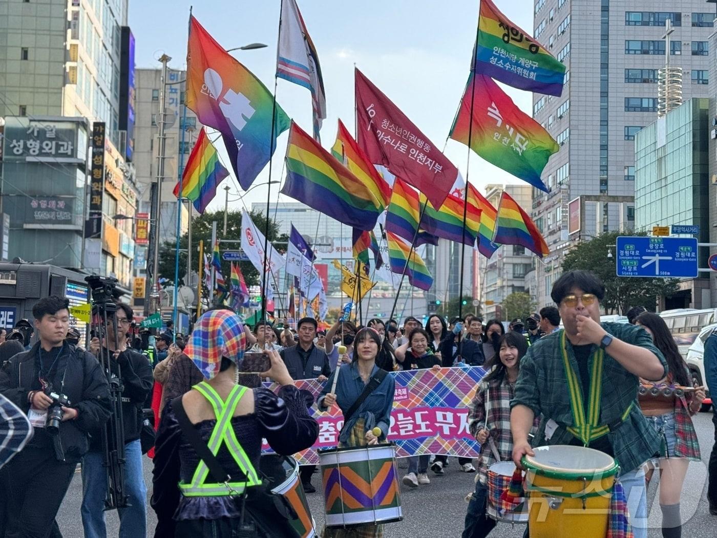 본문 이미지 - 2일 오후 인천 부평역 일대에서 열린 제7회 인천퀴어축제에서 참가자들이 거리 행진을 하고 있다.2024.11.2/뉴스1 ⓒ News1 박소영 기자