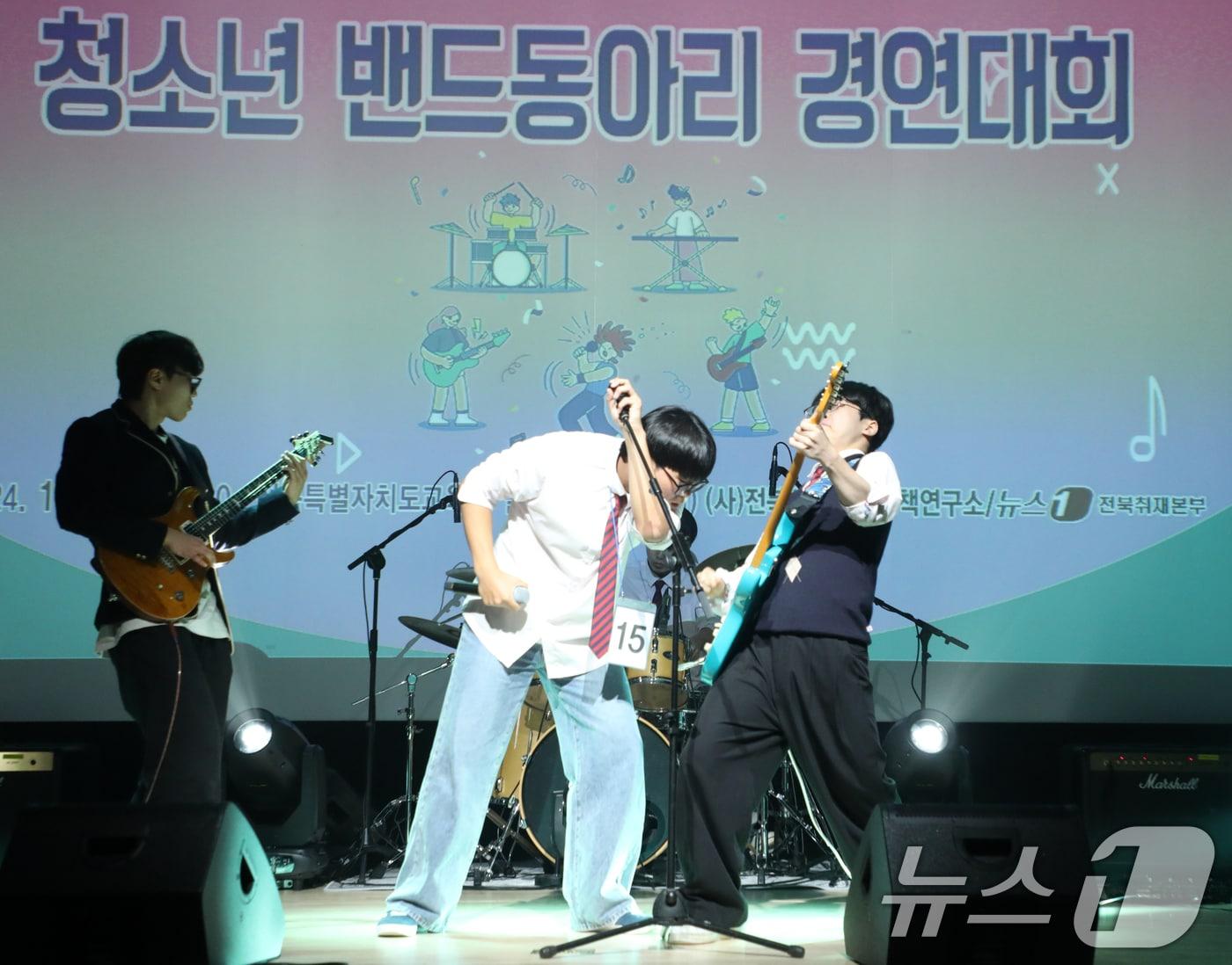 본문 이미지 - 2일 전북자치도 전주시 전북특별자치도교육청 창조나래에서 열린 &#39;2024 제9회 전북특별자치도 청소년 밴드동아리 경연대회&#39;에서 대상을 차지한 전주제일고등학교 블루웨건 팀이 열창을 하고 있다. 2024.11.2/뉴스1 ⓒ News1 유경석 기자