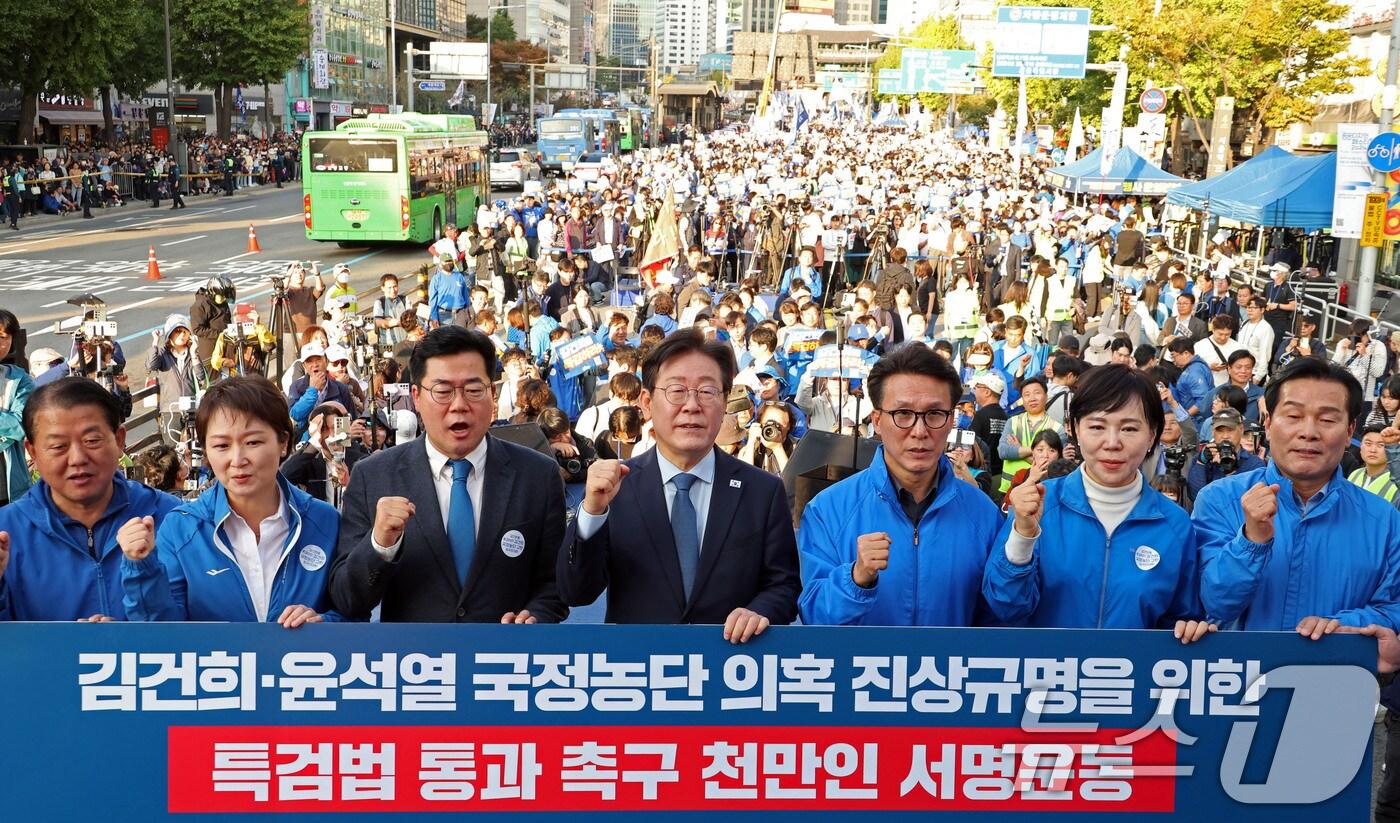 이재명 더불어민주당 대표가 2일 오후 서울 중구 서울역 인근에서 열린 ‘김건희 국정농단 범국민 규탄대회’에서 박찬대 원내대표를 비롯한 주요 참석자들과 함께 김건희·윤석열 국정농단 의혹 진상규명을 위한 특검법 통과 촉구 천만인 서명운동판에 서명한 뒤 기념촬영하고 있다. (공동취재) 2024.11.2/뉴스1 ⓒ News1 이승배 기자