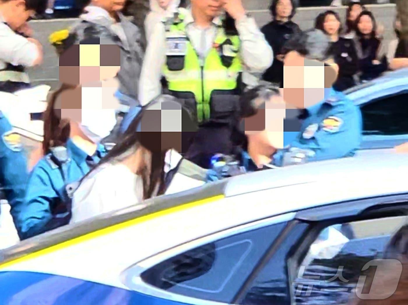 본문 이미지 - 2일 오후 1시42분쯤 서울 강남구 강남역 인근 테헤란로에서 무면허 상태로 8중 추돌 사고를 일으킨 운전자가 경찰차에 타고 있다. 2024.11.2 (독자 제공)