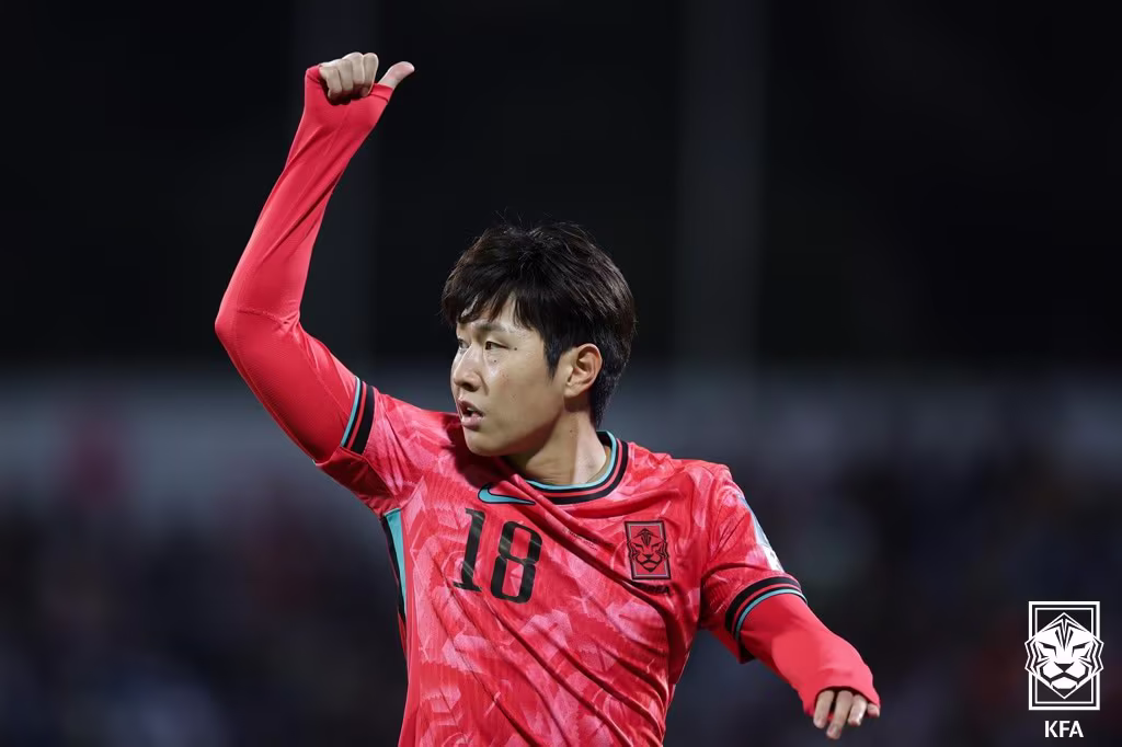 본문 이미지 - 19일 오후(현지시간) 요르단 암만 국제경기장에서 열린 2026 북중미 월드컵 아시아지역 3차 예선 B조 6차전 팔레스타인과 대한민국의 경기에서 이강인이 엄지 손가락을 치켜 세우고 있다.(대한축구협회 제공) 2024.11.20/뉴스1