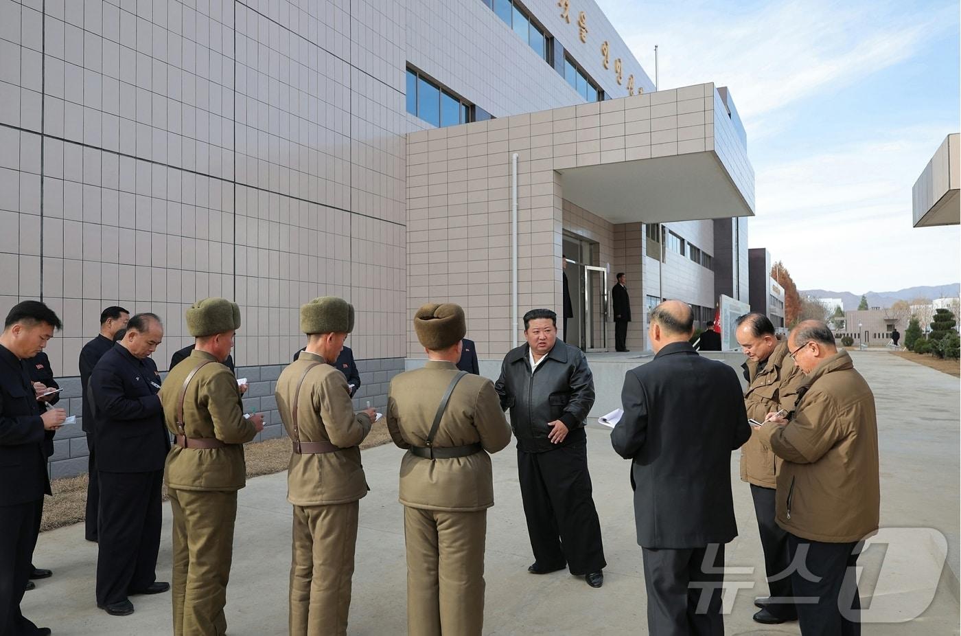 (평양 노동신문=뉴스1) = 북한 노동당 기관지 노동신문은 20일 김정은 당 총비서가 11월 19일 평안남도 성천군 지방공업공장건설 사업을 현지에서 지도했다고 보도했다. 신문은 그가 "2025년도 지방건설 계획 작성과 관련하여 중요한 지시를 내렸다"라고 전했다. [국내에서만 사용가능. 재배포 금지. DB 금지. For Use Only in the Republic of Korea. Redistribution Prohibited] rodongphoto@news1.kr