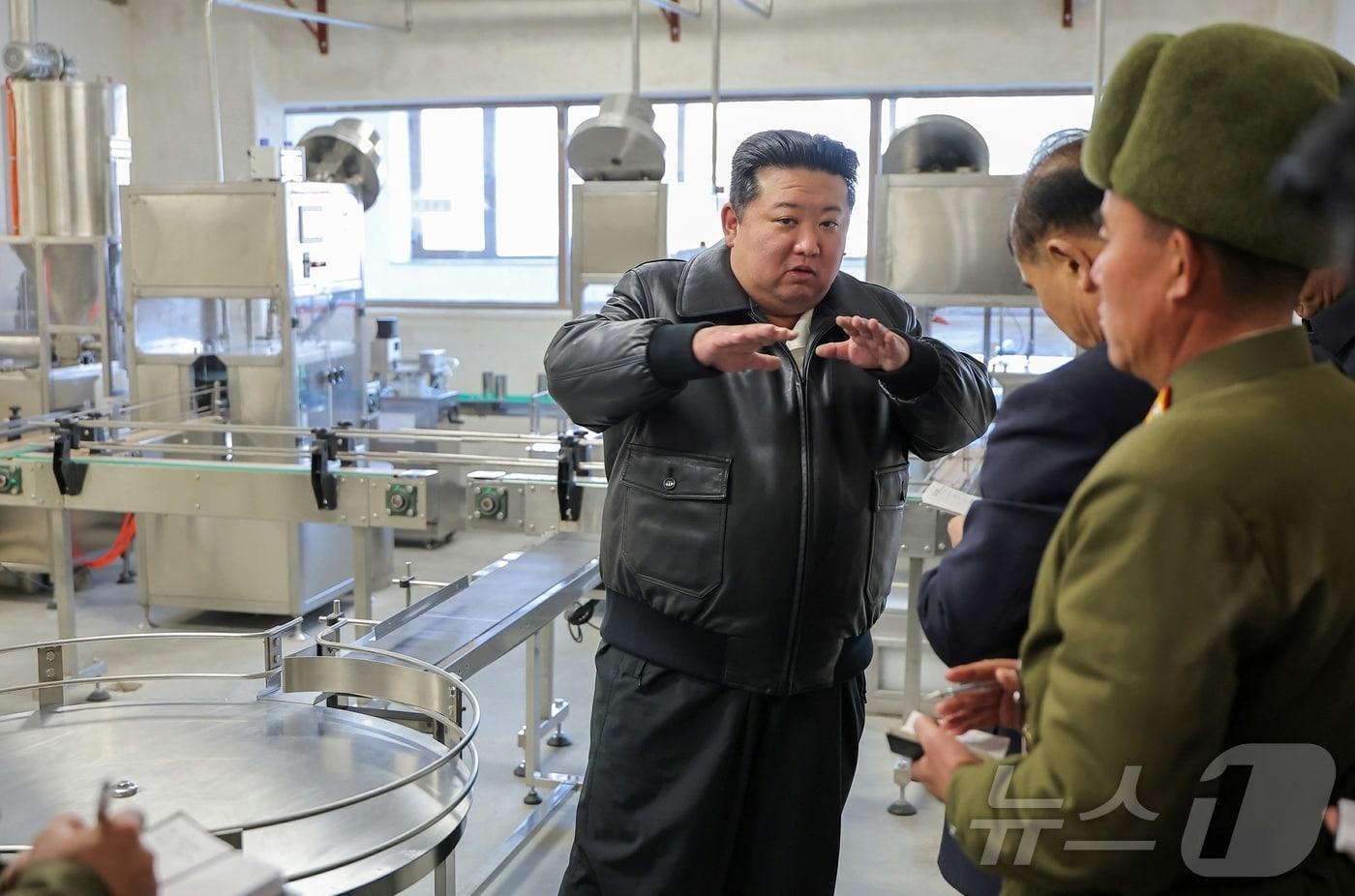 (평양 노동신문=뉴스1) = 북한 노동당 기관지 노동신문은 20일 김정은 당 총비서가 11월 19일 평안남도 성천군 지방공업공장건설 사업을 현지에서 지도했다고 보도했다. [국내에서만 사용가능. 재배포 금지. DB 금지. For Use Only in the Republic of Korea. Redistribution Prohibited] rodongphoto@news1.kr