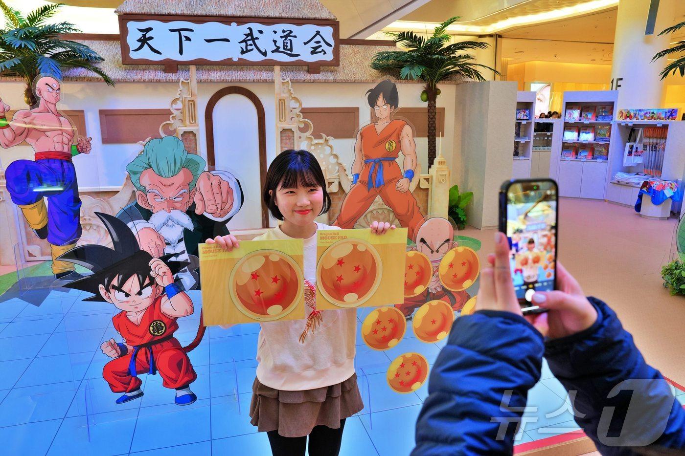 드래곤볼 팝업스토어에서 어린이가 사진을 찍고 있다(롯데백화점 부산본점 제공)