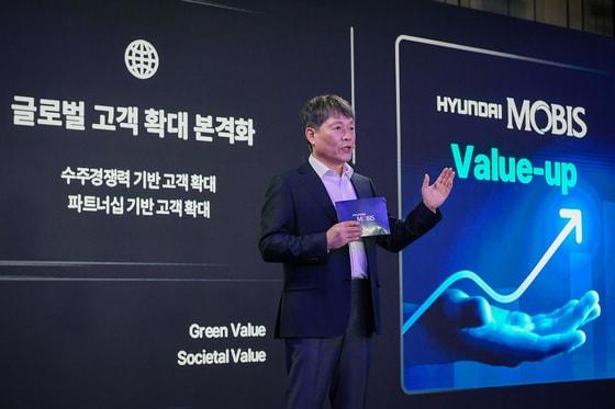 본문 이미지 - 이규석 현대모비스 사장이 여의도 페어몬트 호텔에서 열린 '2024 CEO 인베스터 데이' 발표자로 나서 사업 방향성과 전략을 발표하고 있다.(현대모비스 제공)