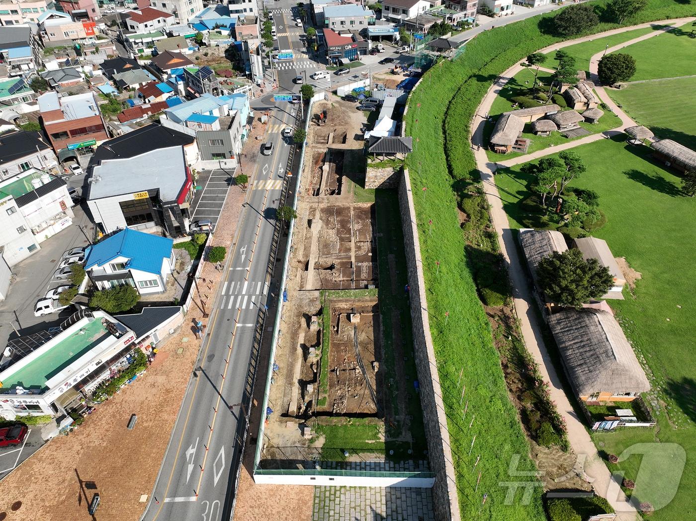 본문 이미지 - 서산해미읍성 진남문 해자 발굴 조사 모습.(서산시 제공) /뉴스1