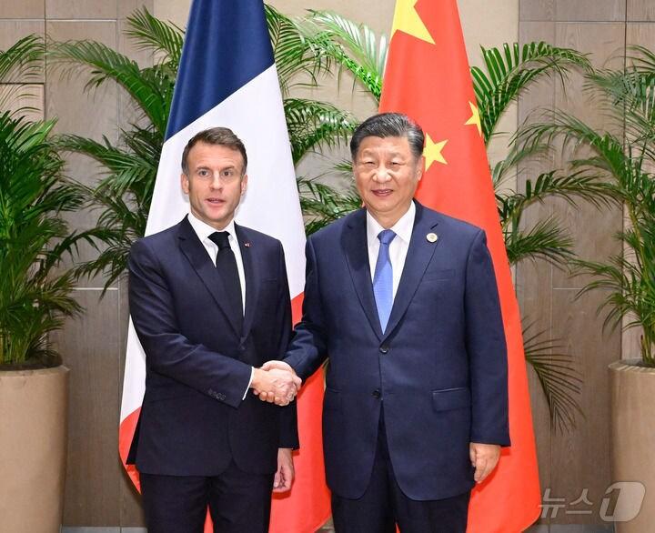 본문 이미지 - 시진핑 중국 주석과 에마뉘엘 마크롱 프랑스 대통령이 19일&#40;현지시간&#41; 브라질 리우데자네이루에서 열린 주요20개국&#40;G20&#41; 정상회의 계기 정상회담을 개최했다. &#40;사진출처=신화통신&#41;