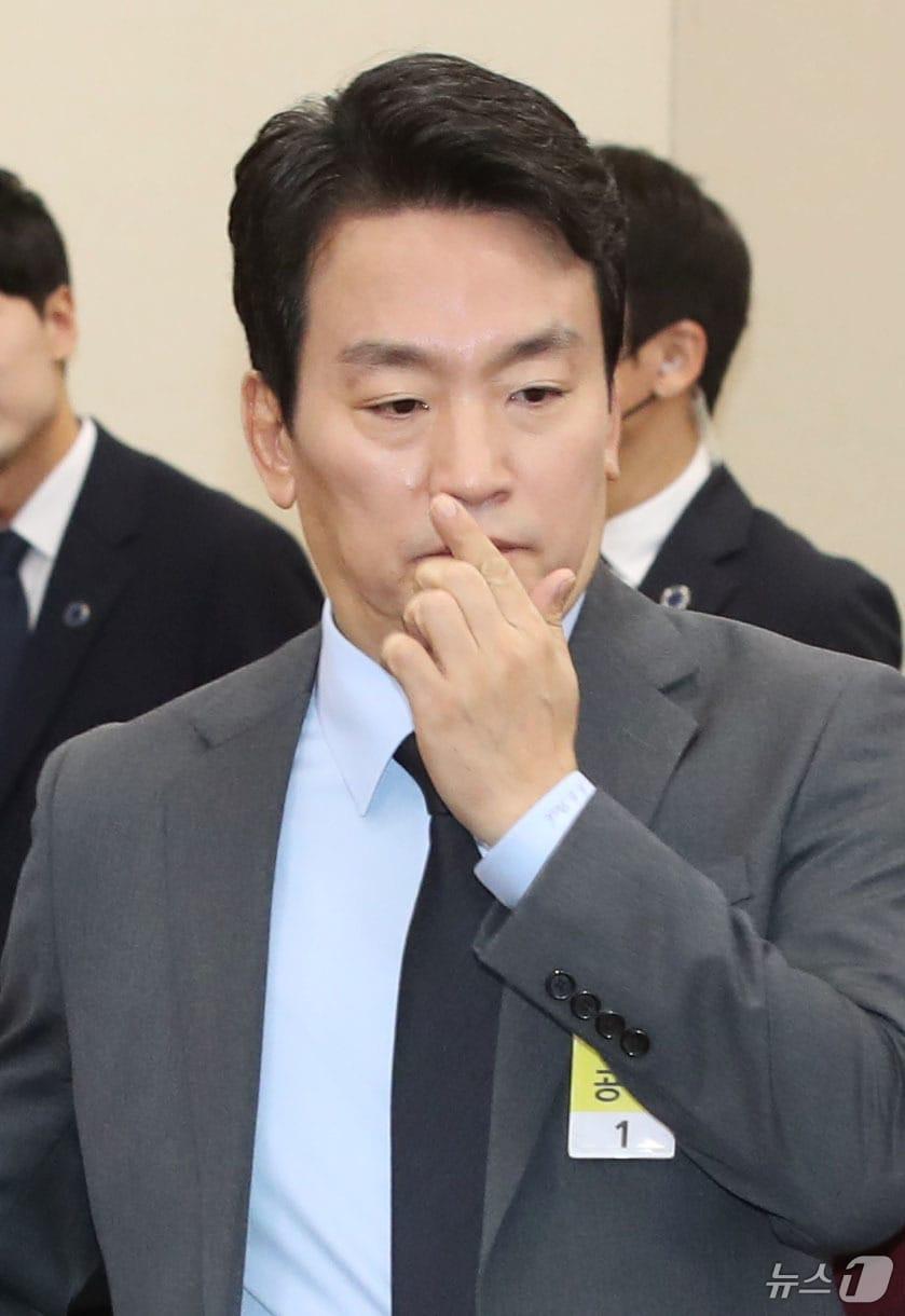 본문 이미지 - 박장범 한국방송공사(KBS) 사장 후보자가 20일 서울 여의도 국회 과학기술정보방송통신위원회에서 열린 인사청문회에 출석하고 있다. 국회 과방위는 전날 인사청문회 실시계획서 변경 건을 찬성 12인, 반대 6인으로 의결, 인사청문회가 하루 더 연장됐다. 2024.11.20/뉴스1 ⓒ News1 이광호 기자