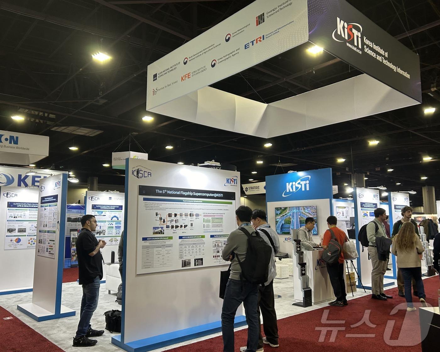 본문 이미지 - 한국과학기술정보연구원이 참가한 SC24에 마련한 부스 전경.(KISTI 제공)/뉴스1