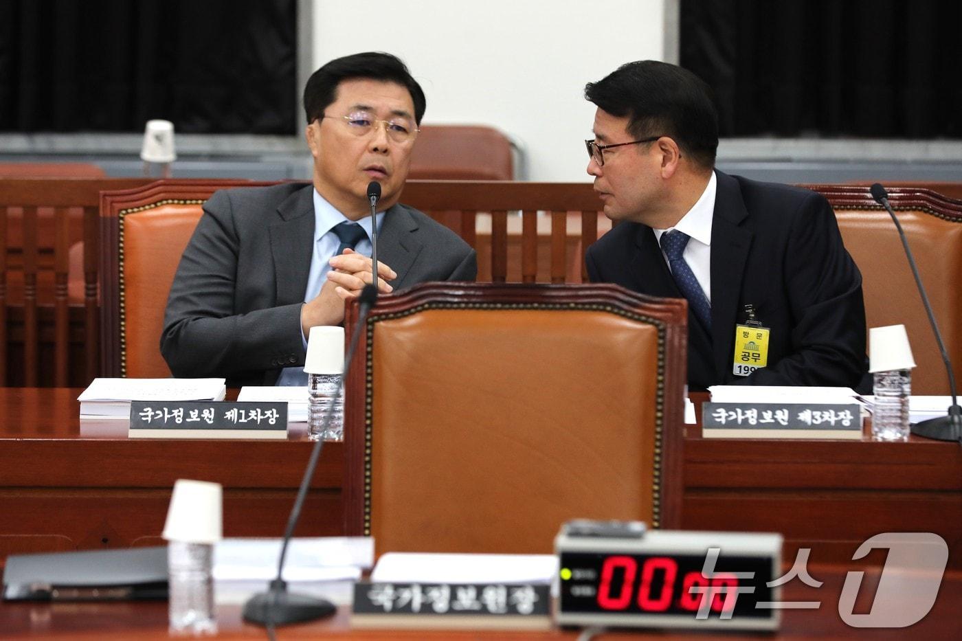 홍장원 전 국가정보원 제1차장(왼쪽)과 윤오준 제3차장. 2024.11.20/뉴스1 ⓒ News1 국회사진취재단