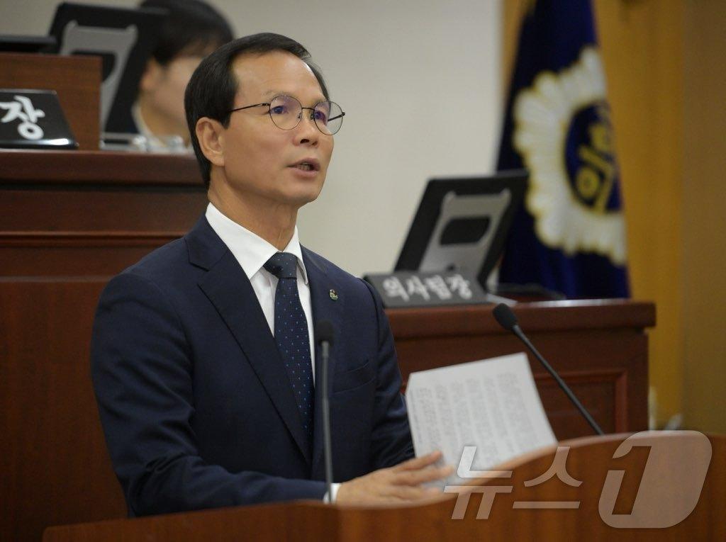 본문 이미지 - 20일 조병옥 충북 음성군수가 음성군의회 시정 연설에서 내년에 공동주택의 원활한 입주 지원으로 도시 경쟁력을 키우겠다고 밝히고 있다.(음성군 제공)2024.11.20/뉴스1 