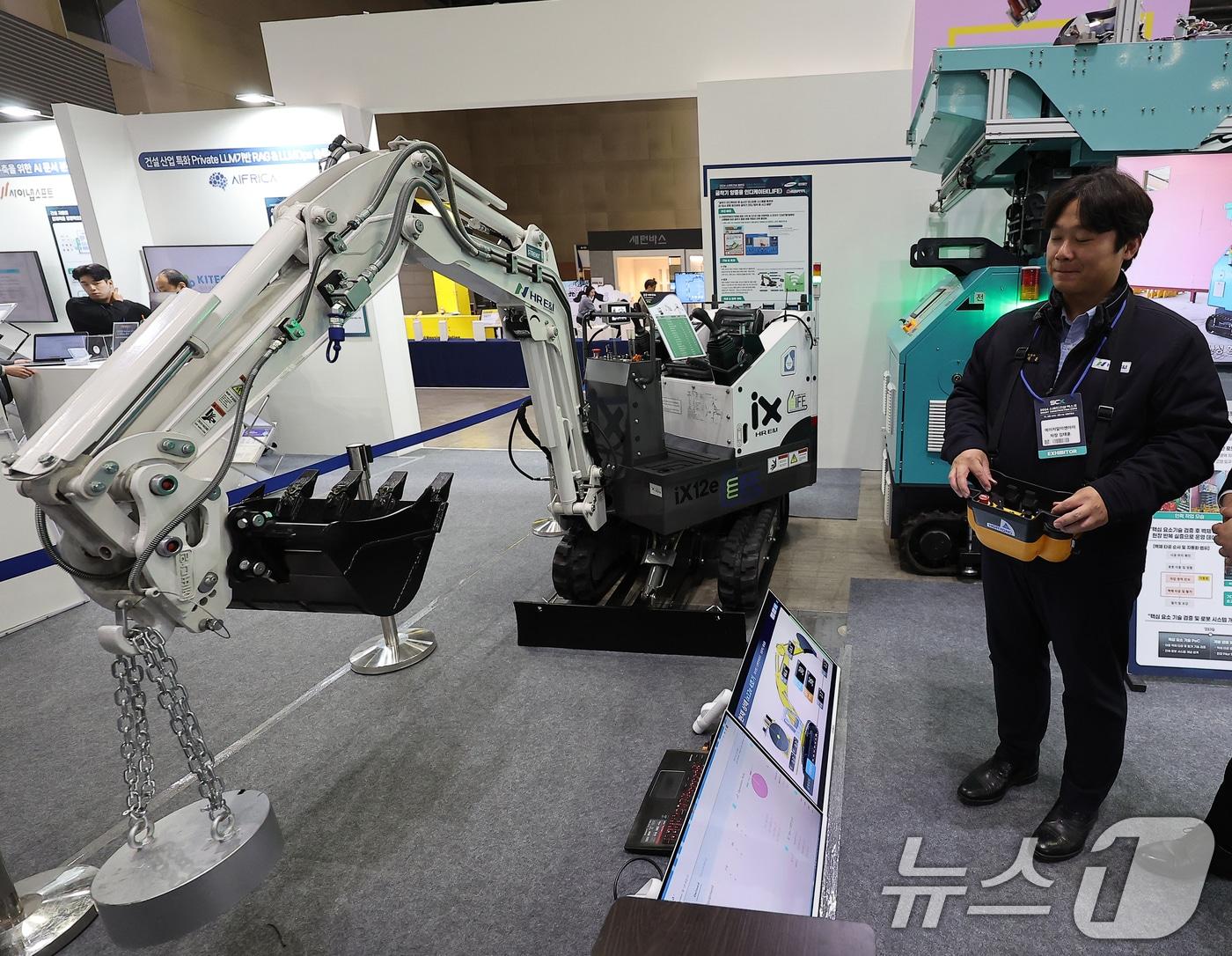 본문 이미지 - 친환경 전기 굴착기 시연.  2024.11.20/뉴스1 ⓒ News1 