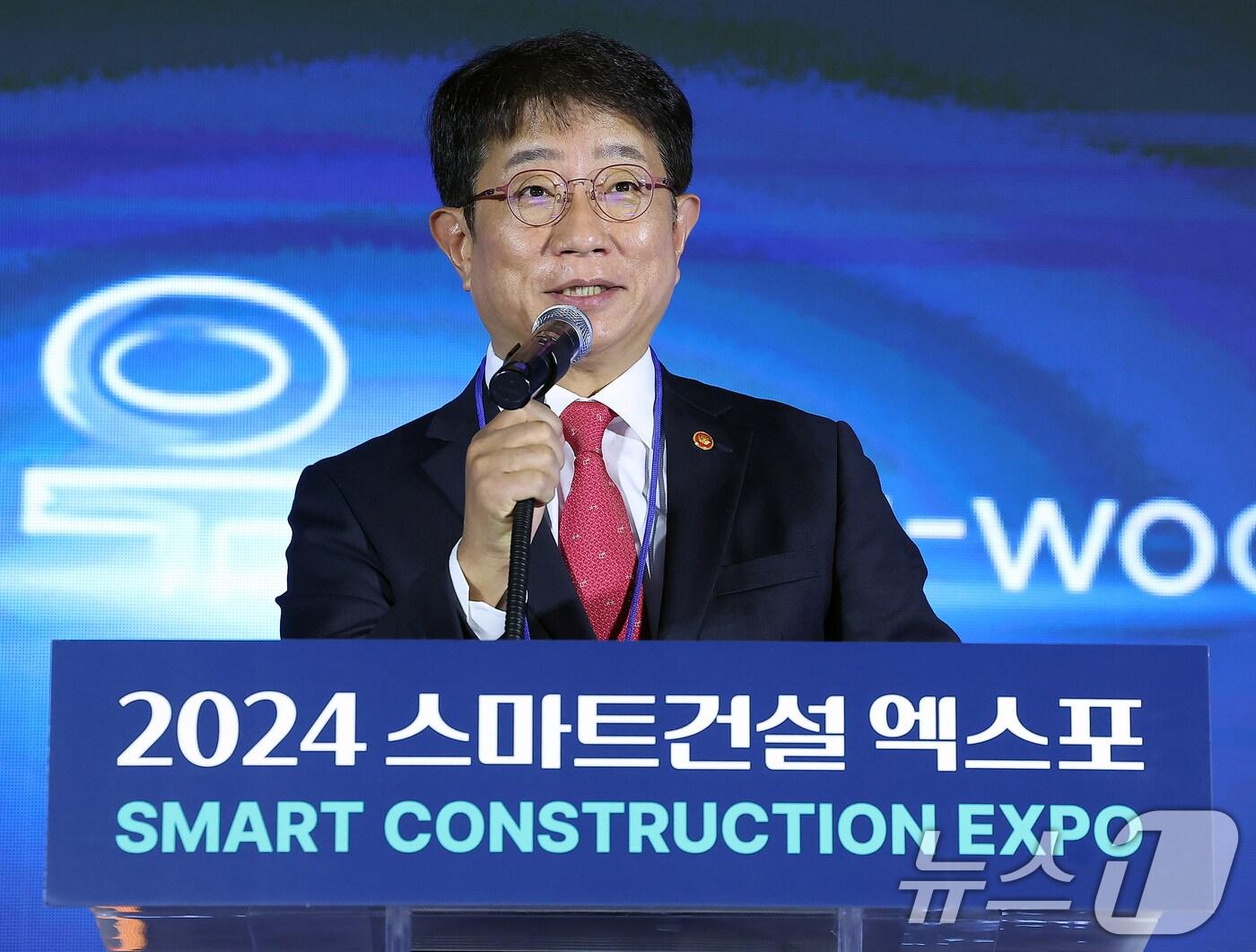 본문 이미지 - 박상우 건설교통부 장관이 20일 오전 경기 고양시 일산 킨텍스에서 열린 '2024 스마트건설 엑스포'에 참가해 개회사를 하고 있다. 2024.11.20/뉴스1 ⓒ News1 김진환 기자