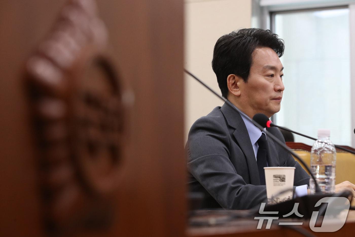 박장범 한국방송공사(KBS) 사장 후보자가 20일 오전 서울 여의도 국회 과학기술정보방송통신위원회에서 열린 인사청문회에 출석해 생각에 잠겨 있다. 2024.11.20/뉴스1 ⓒ News1 이광호 기자